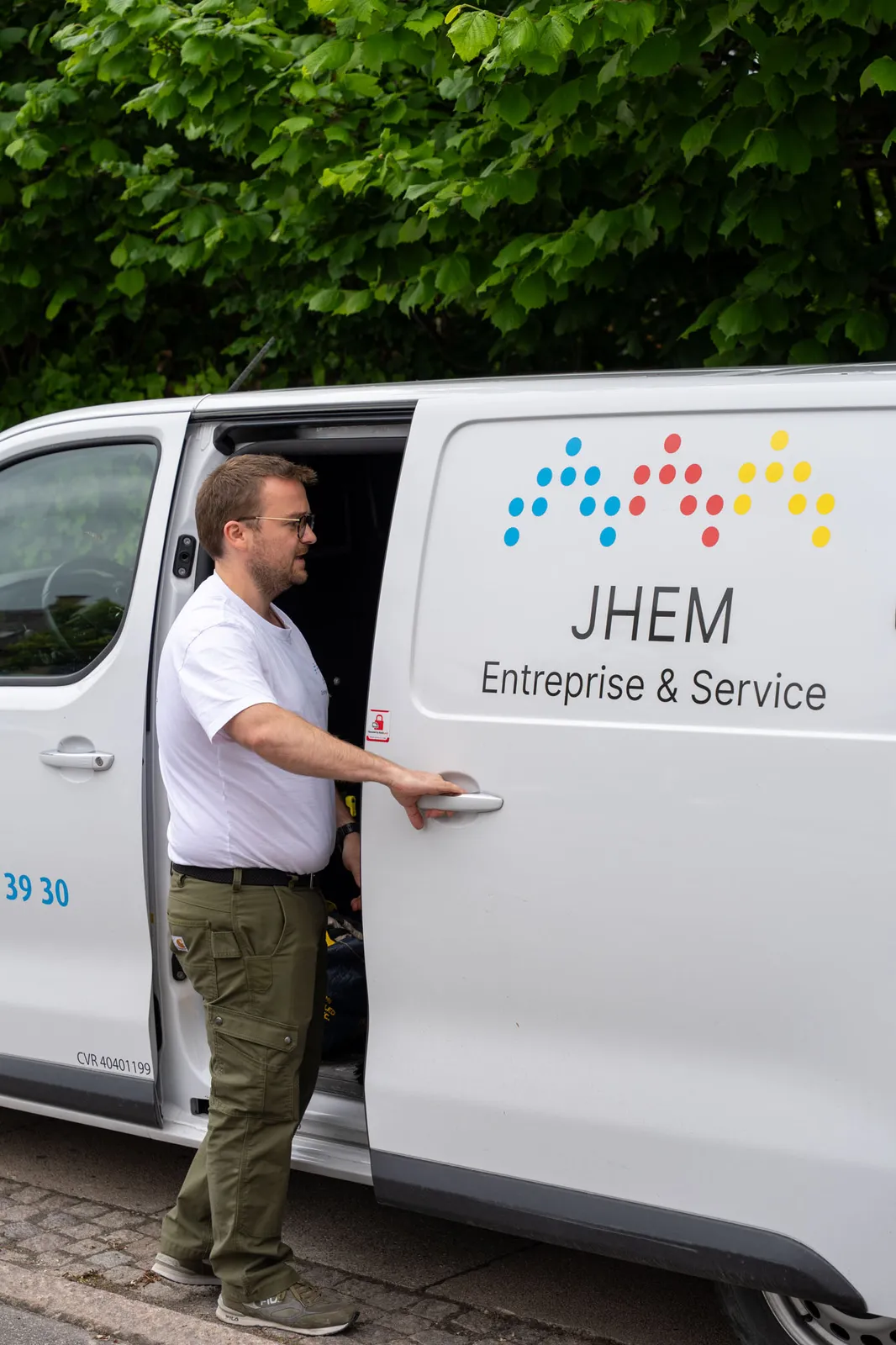 Håndværker fra JHEM Entreprise ved firmabilen