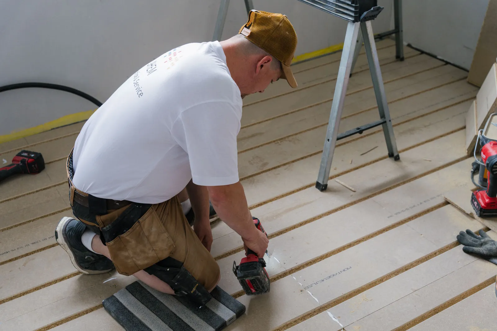 Håndværker fra JHEM tilpasser gulvplader under en renovering