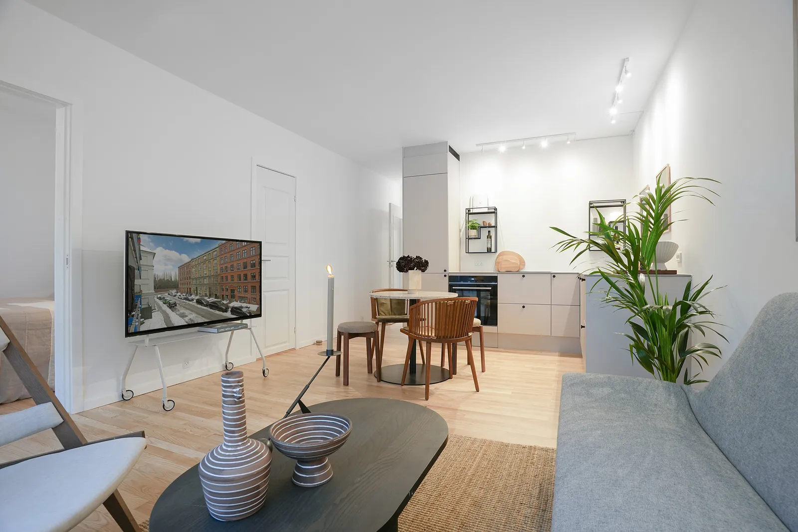 Åbent alrum med kig mod køkkenet efter renovering