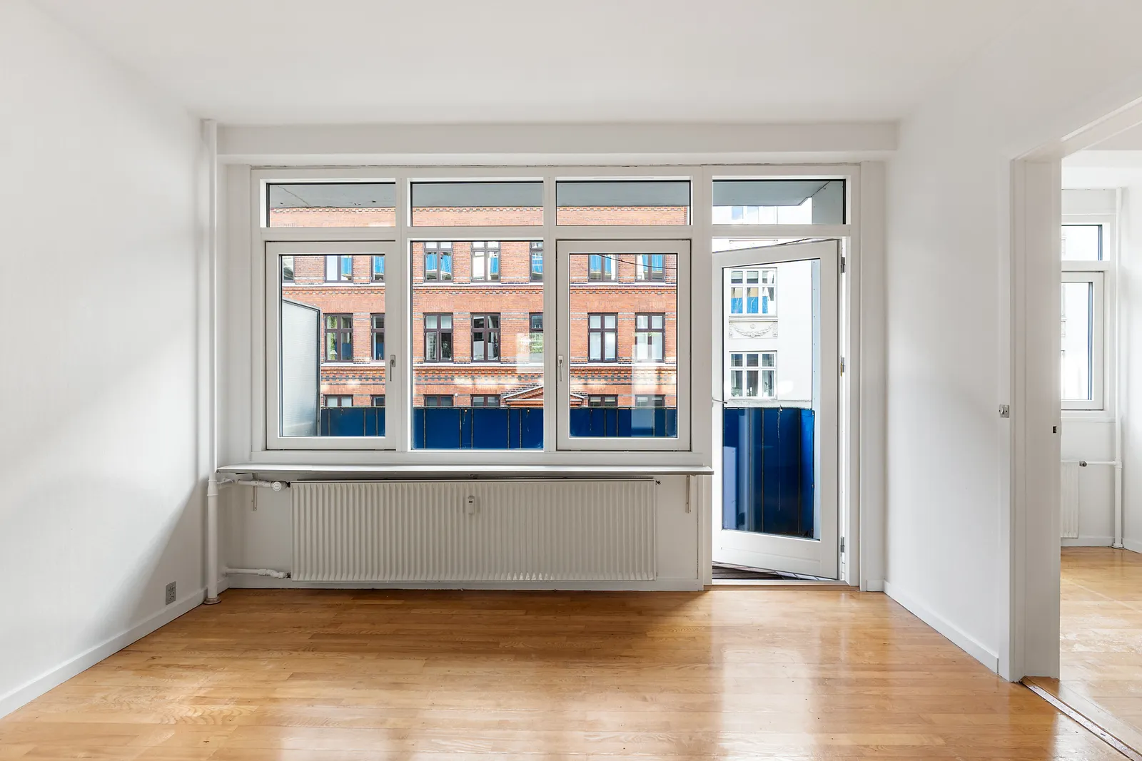Stue før renovering med gammelt parketgulv