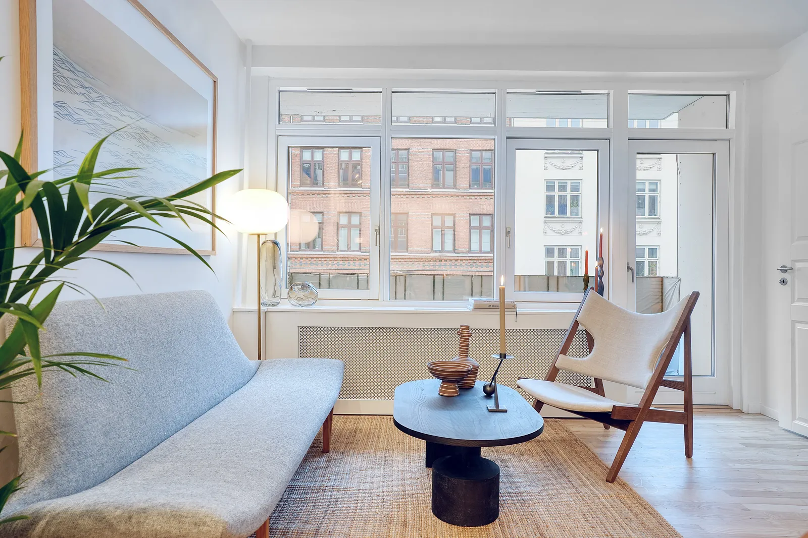 Lys stue efter renovering med nyt gulv og møbler